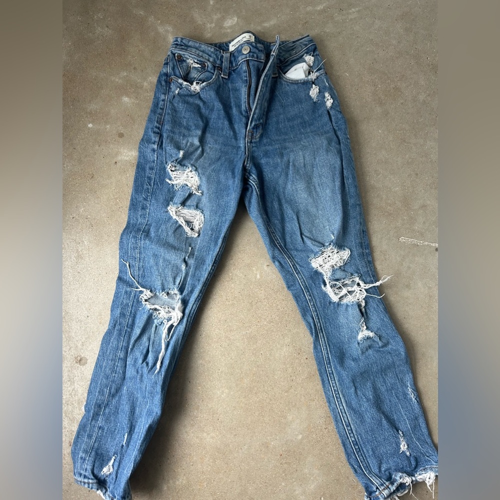 Abercrombie High Rise Mom Jean size 2 Short